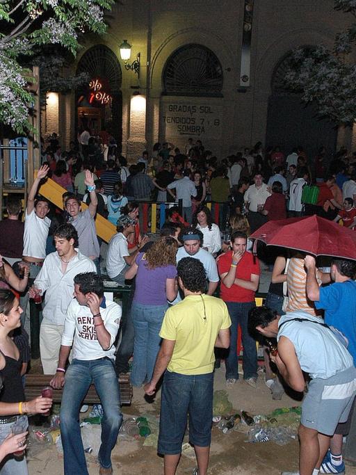 Hunderte von Jugendlichen haben sich am 02.05.2005 am Plaza de Toros in Granada zu einem "botellon" getroffen. In Spanien treffen sich Jugendliche regelmässig zum "botellon", einem öffentlichen Trinkgelage.