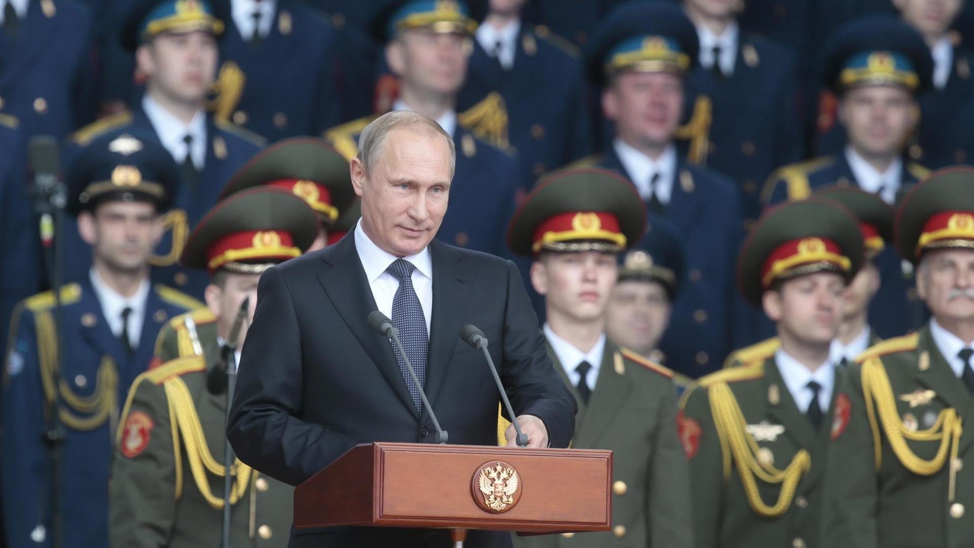 Russlands Präsident Wladimir Putin spricht auf einer Militärmesse in Kubinka.