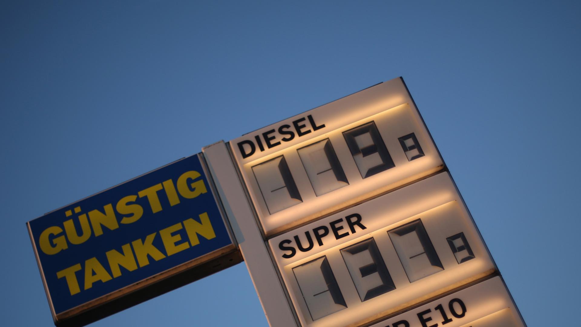 Eine Tafel mit Treibstoffpreisen steht am 22.11.2014 in Dortmund (Nordrhein-Westfalen) an einer Tankstelle.