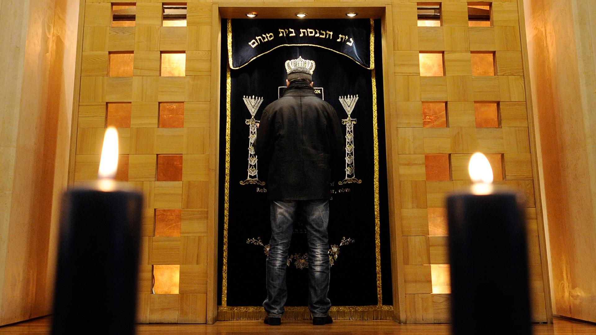 Ein Mann betet in einer Synagoge in Moskau.