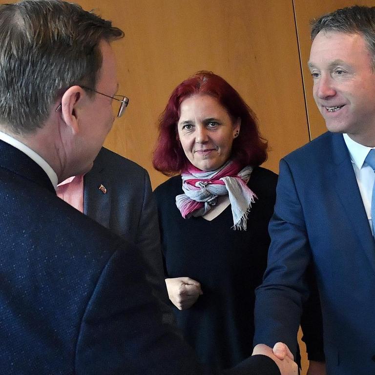 Bodo Ramelow (Die Linke), Astrid Rothe-Beinlich (Bündnis90/Die Grünen), und Raymond Walk (CDU) begrüßen sich im Thüringer Landtag.