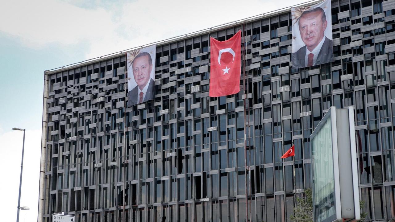Bilder des türkischen Präsidenten Recep Tayyip Erdogan und eine türkische Flagge auf dem Taksim-Platz in Istanbul am 17. Juli 2016.