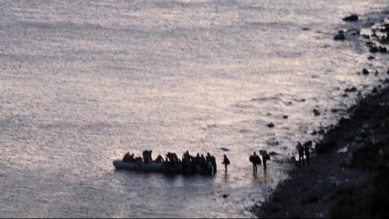Man sieht ein Schlauchboot mit Flüchtlingen an der ägäischen Küste.