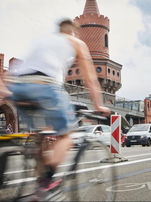 Zwei Radfahrer fahren auf dem verbreiterten Radweg auf der Oberbaumbrücke, aufgenommen am 27.07.2020 in Berlin.