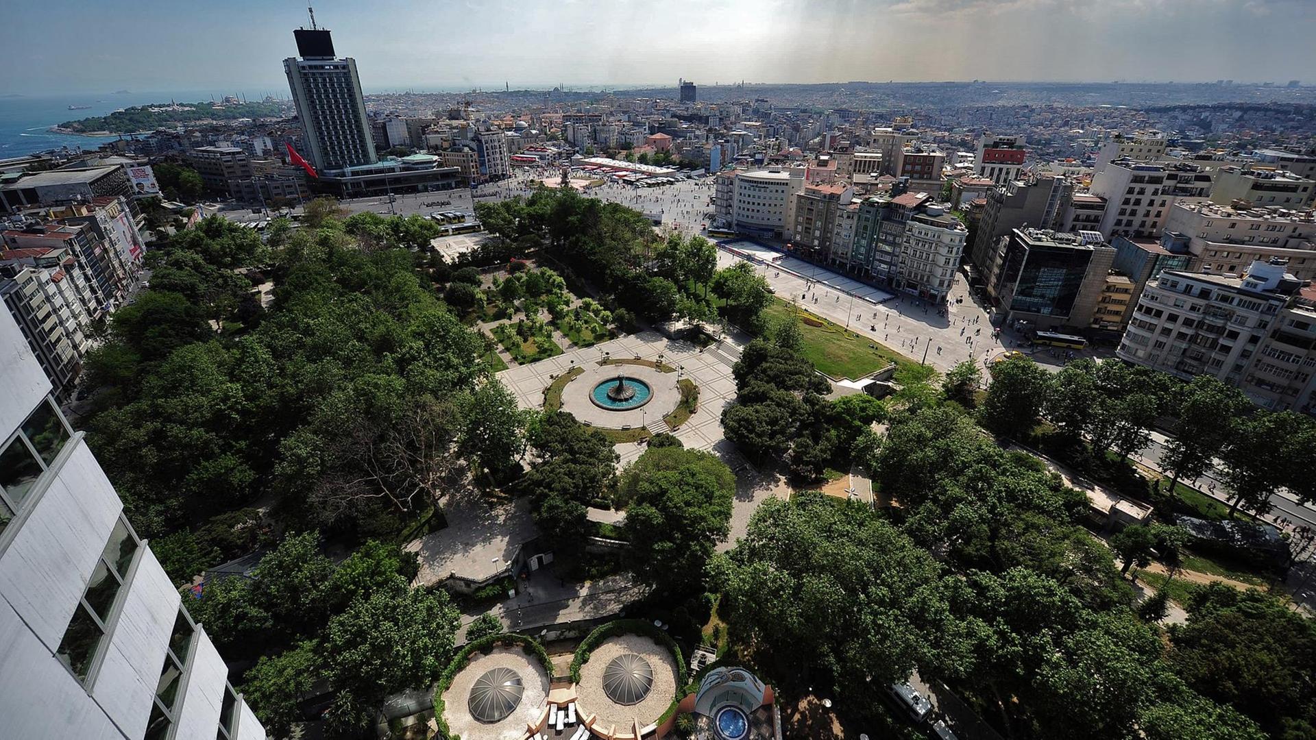 Luftbild vom Gezi-Park, im Hintergrund der Taksim-Platz vor der Skyline Istanbuls.