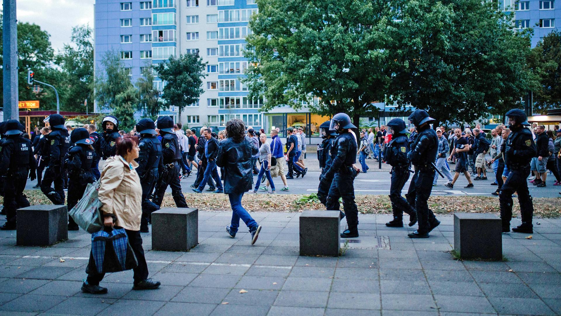 Polizisten im Einsatz bei einer Pro Chemnitz Veranstaltung am 27.8.2018
