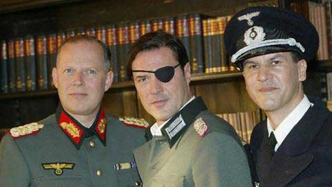 Szenenfoto aus Baiers Fernsehfilm "Stauffenberg" mit Sebastian Koch (m.) in der Hauptrolle, Axel Milberg (l.) als Generaloberst Fromm und Christopher Buchholz als Berthold Stauffenberg.