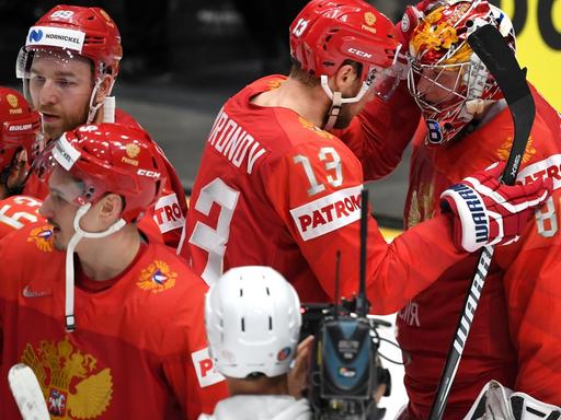 Russische Eishockey-Spieler bejubeln das 4:3 gegen die USA