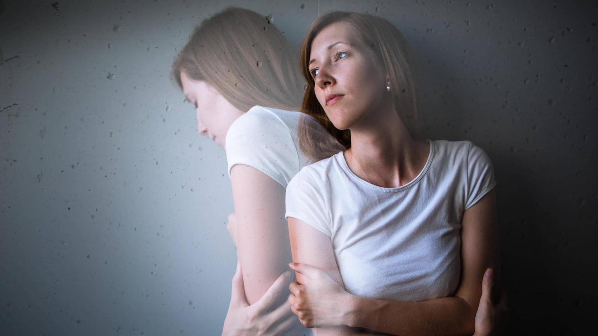 Doppelbelichtung einer jungen Frau