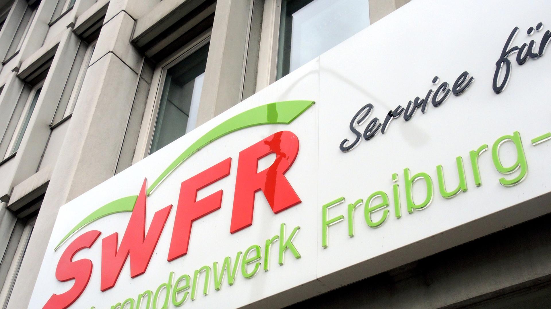 Mit der neuen, geschlechtsneutralen Bezeichnung "Studierendenwerk" ist am 23.08.2014 der Eingang zum bisherigen Studentenwerk in Freiburg (Baden-Württemberg) überschrieben.
