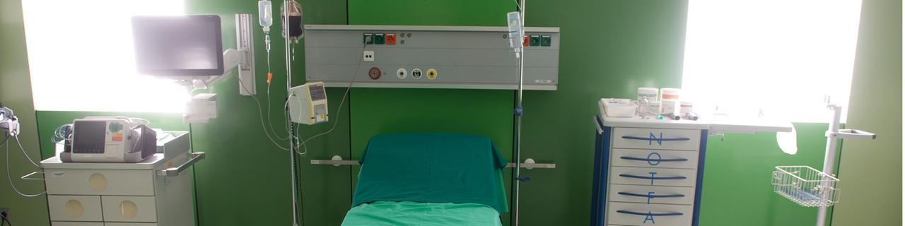 Blick auf ein leeres Krankenhauszimmer