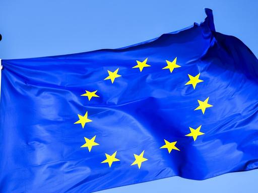Wehende EU-Fahne.