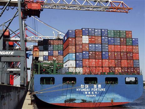 Ein Frachtschiff wird am Eurokai im Hafen von Hamburg mit Containern beladen.