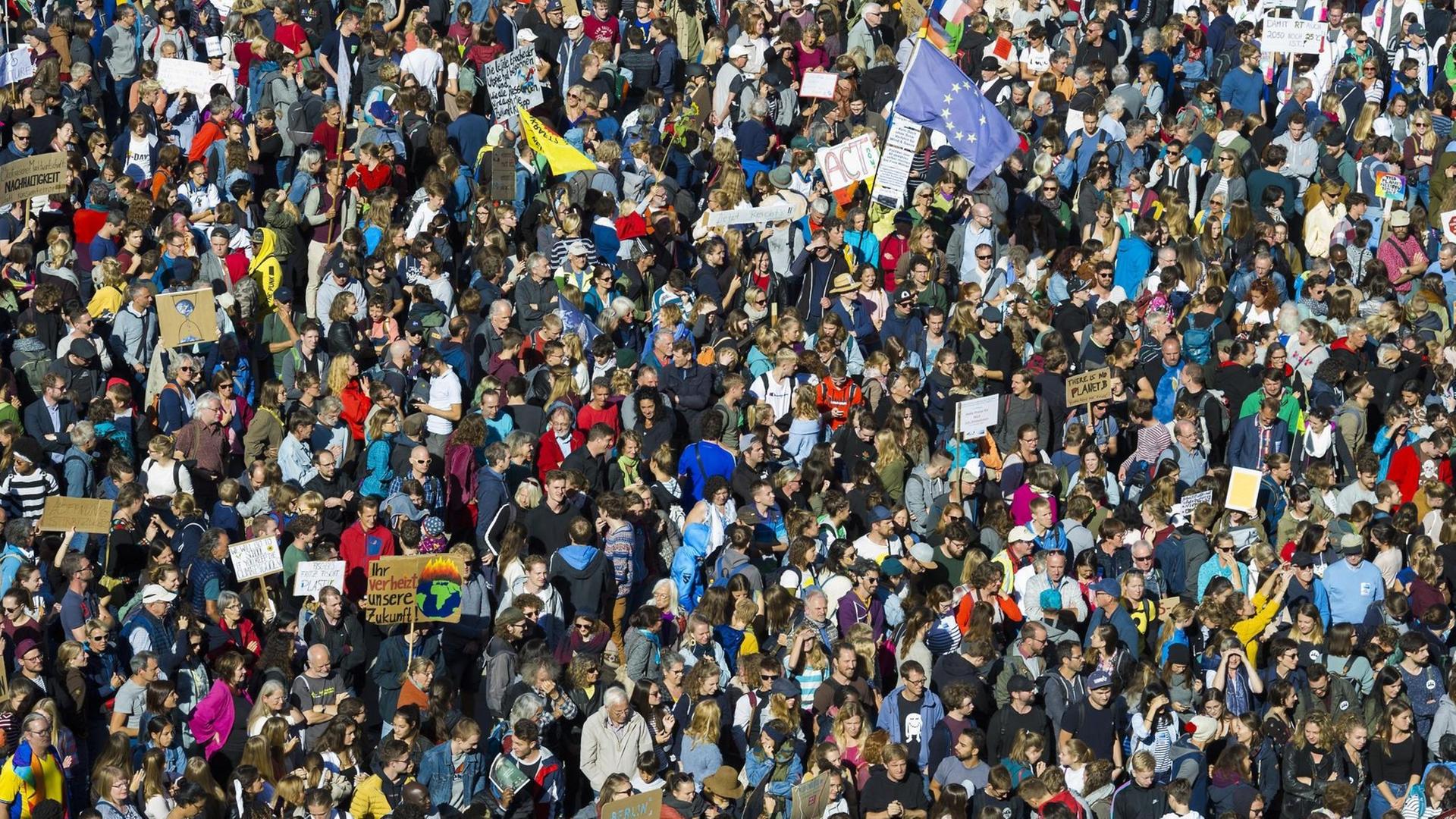 Menschenmenge von oben, Demonstranten beim Klimastreik am 20.09.2019 in Freiburg im Breisgau.