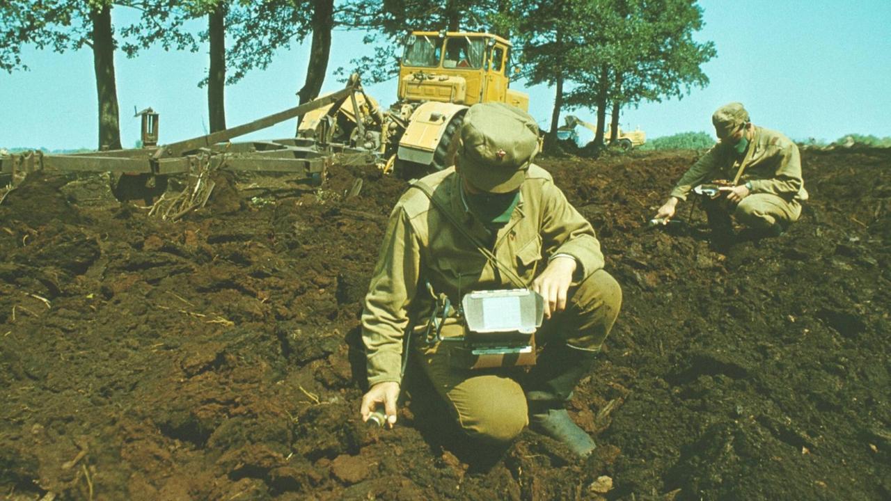 Bildnummer: 60098573 Datum: 28.08.1990 Dekontaminierungsarbeiten in der Zone um das Atomkraftwerk Tschernobyl (Foto von 1990).
Der bisher schlimmste Unfall in der zivilen Nutzung der Kernenergie vor 20 Jahren im ukrainischen Tschernobyl scheint für viele seinen Schrecken verloren zu haben. Ausgelöst wurde die Explosion von Block 4 des AKW am 26. April 1986 durch ein fehlgeschlagenes Experiment und gravierende Konstruktionsmängel des sowjetischen Reaktors vom Typ RBMK. Um 1.23 Uhr zerreißt eine mächtige Explosion den Block 4. Der glühende Graphit im Reaktorkern fängt sofort Feuer und die 250 Brennstäbe schmelzen. Dabei werden mehrere Tonnen radioaktives Material freigesetzt. Bildnummer: 60098573 Datum: 28.08.1990 Dekontaminierungsarbeiten in der Zone um das Atomkraftwerk Tschernobyl (Foto von 1990).
Der bisher schlimmste Unfall in der zivilen Nutzung der Kernenergie vor 20 Jahren im ukrainischen Tschernobyl scheint für viele seinen Schrecken verloren zu haben. Ausgelöst wurde die Explosion von Block 4 des AKW am 26. April 1986 durch ein fehlgeschlagenes Experiment und gravierende Konstruktionsmängel des sowjetischen Reaktors vom Typ RBMK. Um 1.23 Uhr zerreißt eine mächtige Explosion den Block 4. Der glühende Graphit im Reaktorkern fängt sofort Feuer und die 250 Brennstäbe schmelzen. Dabei werden mehrere Tonnen radioaktives Material freigesetzt.