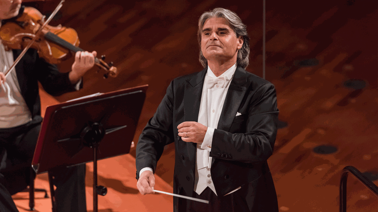 Der Dirigent Ion Marin bei dem Konzert dirigierend beim Nationalen Sinfonieorchester der RAI in Turin am 4.2.21.