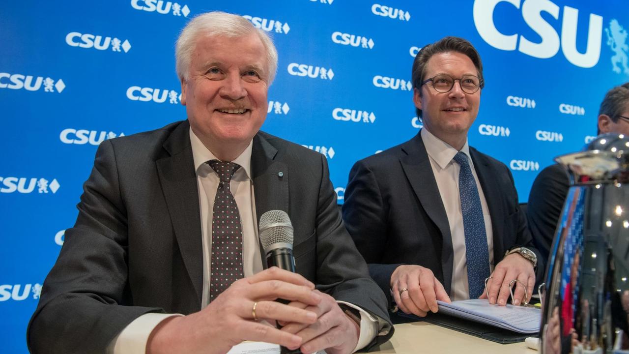 CSU-Vorstandssitzung 2018 mit dem damaligen Parteivorsitzenden und bayerischen Ministerpräsidenten Horst Seehofer sowie dem damaligen CSU-Generalsekretar Andreas Scheuer
