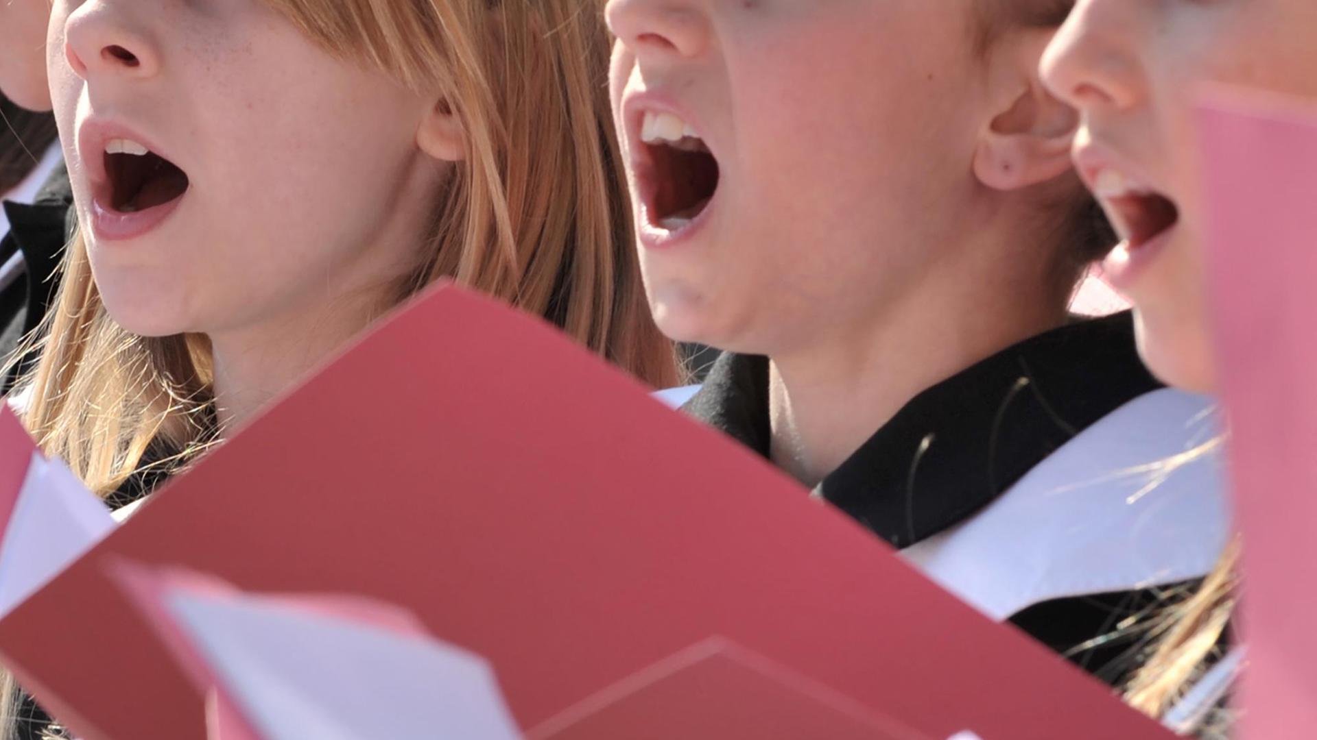 Das Foto zeigt singende Kinder