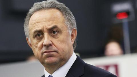 Witali Mutko als Zuschauer auf einem Fußball-Spielfeld.
