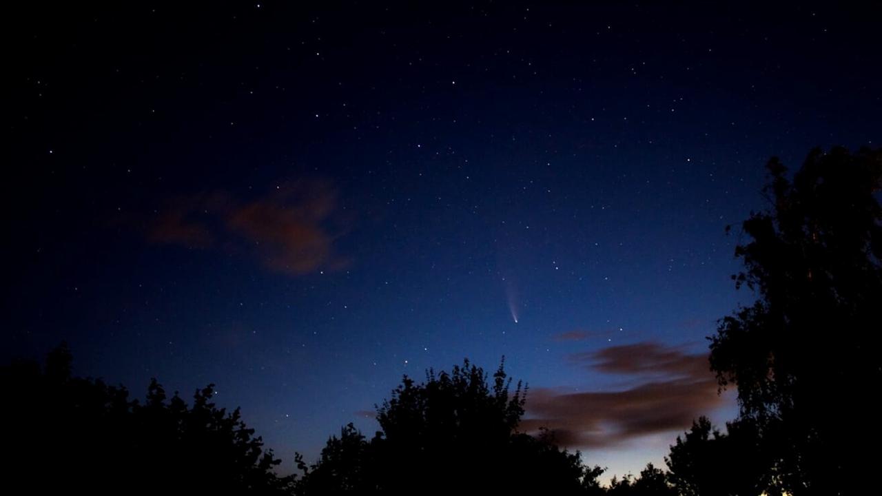 Der Komet "Neowise" hinterlässt einen Streifen am Nachthimmel. Der Komet "Neowise" hinterlässt einen Streifen am Nachthimmel.