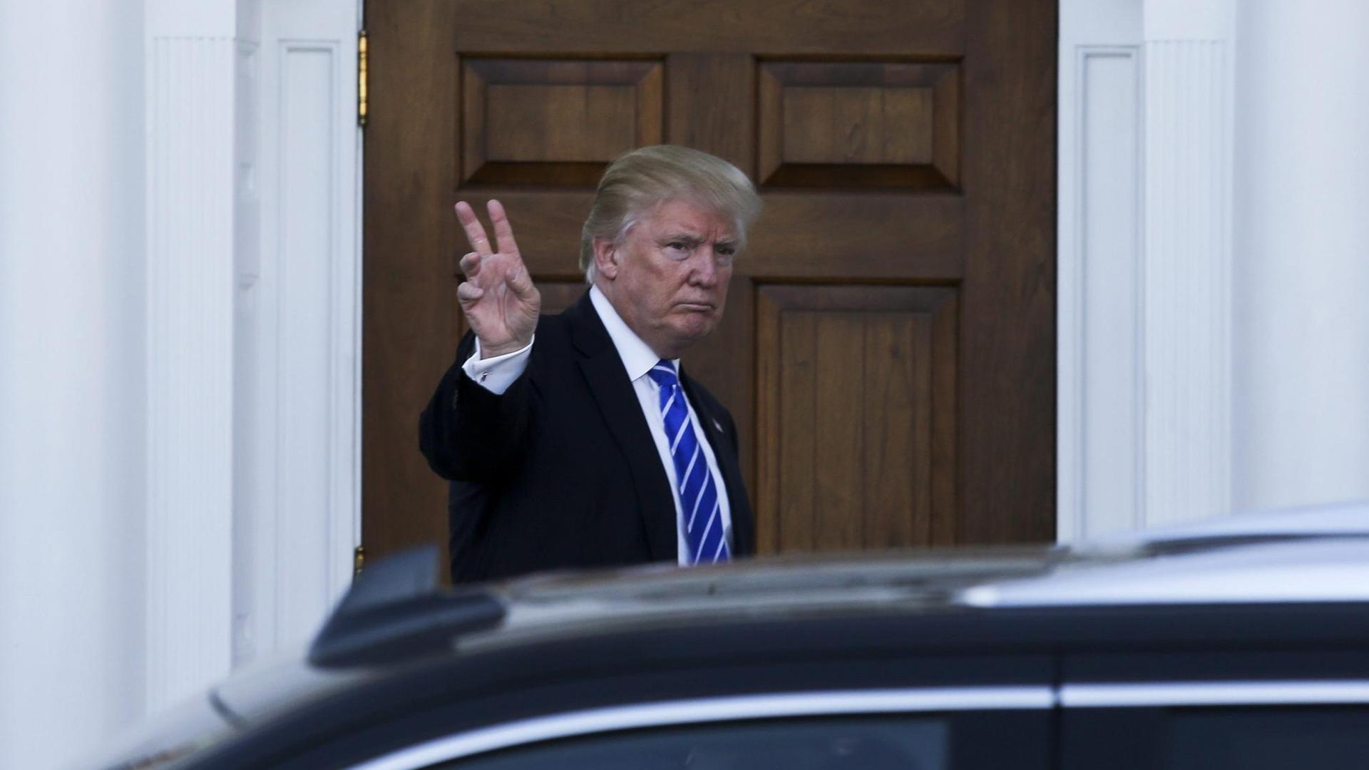 Der gewählte US-Präsident Donald Trump vor dem Clubhaus des Trump International Golf Club in Bedminster Township, New Jersey, USA