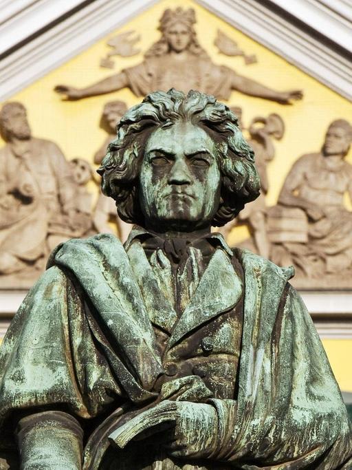Hinter sich das Postamt der gewesenen Bundeshauptstadt Bonn, vor sich die Musik der Zukunft: Ludwig van Beethoven