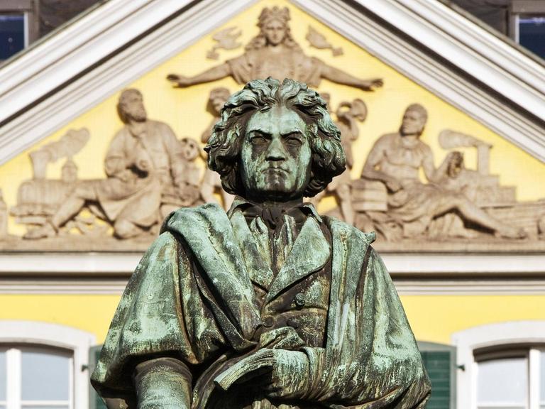 Hinter sich das Postamt der gewesenen Bundeshauptstadt Bonn, vor sich die Musik der Zukunft: Ludwig van Beethoven
