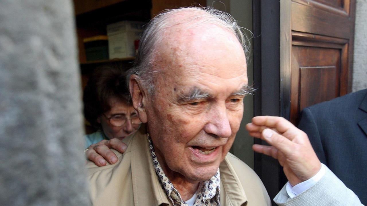 Der ehemalige SS-Offizier Erich Priebke beim Verlassen einer Anwaltskanzlei in Rom im Juni 2007
