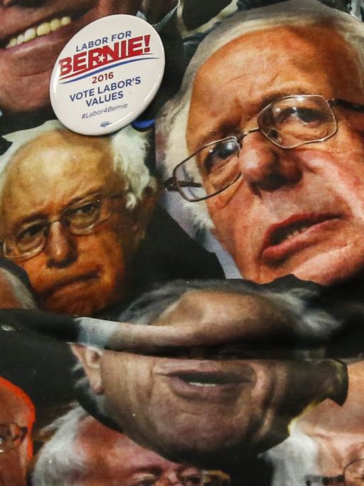 Demokratischer Parteianhänger trägt ein T-Shirt mit Bernie-Sanders-Porträts.