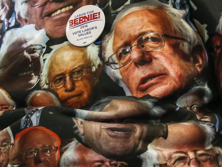 Demokratischer Parteianhänger trägt ein T-Shirt mit Bernie-Sanders-Porträts.