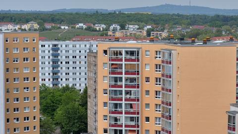 Blick ins Zentrum des Plattenbaugebietes Halle-Neustadt in Halle (Sachsen-Anhalt), aufgenommen am 06.05.2014. Vor 50 Jahren, am 15. Juli 1964, wurde der Grundstein für das Neubaugebiet gelegt.