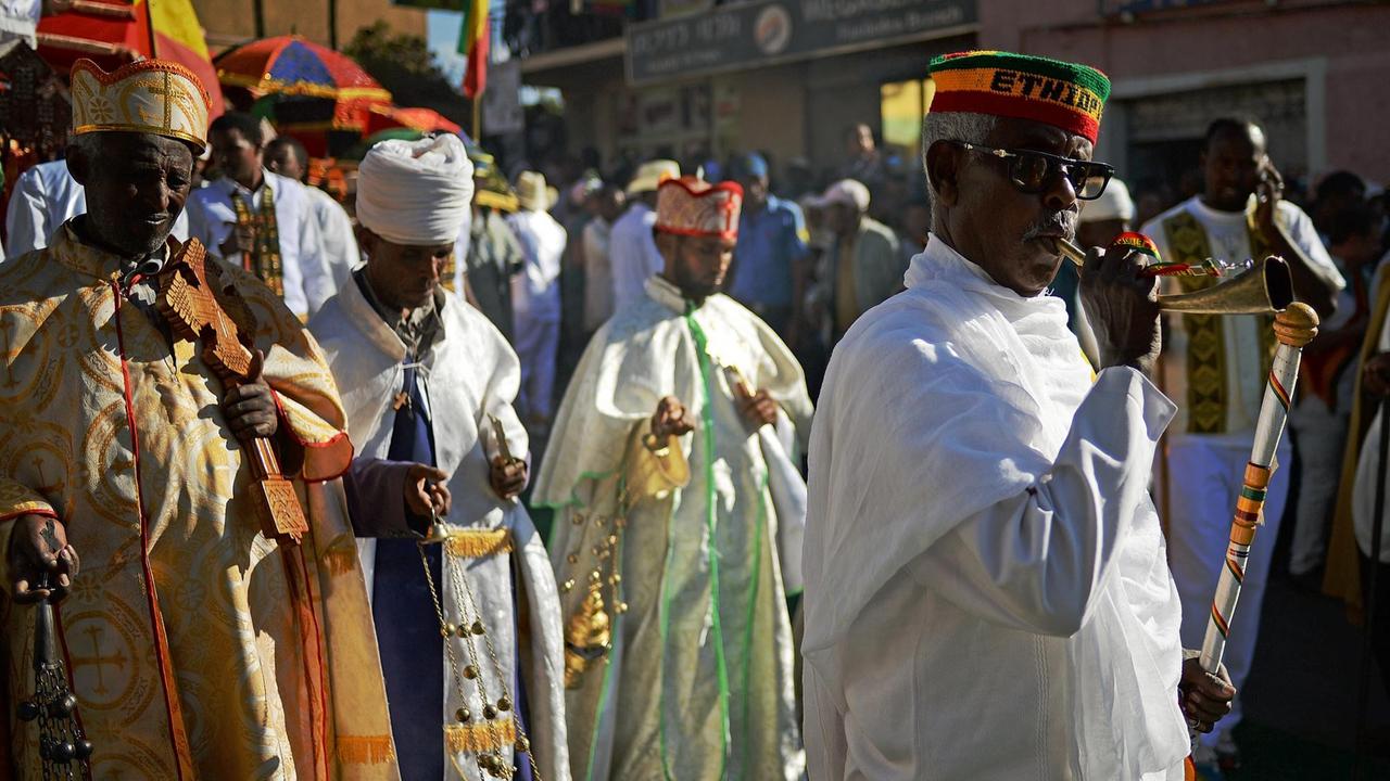 Orthodoxe Priester gehen während einer Prozession beim Timkat-Festival im äthiopischen Gondar am 18. Januar 2014.