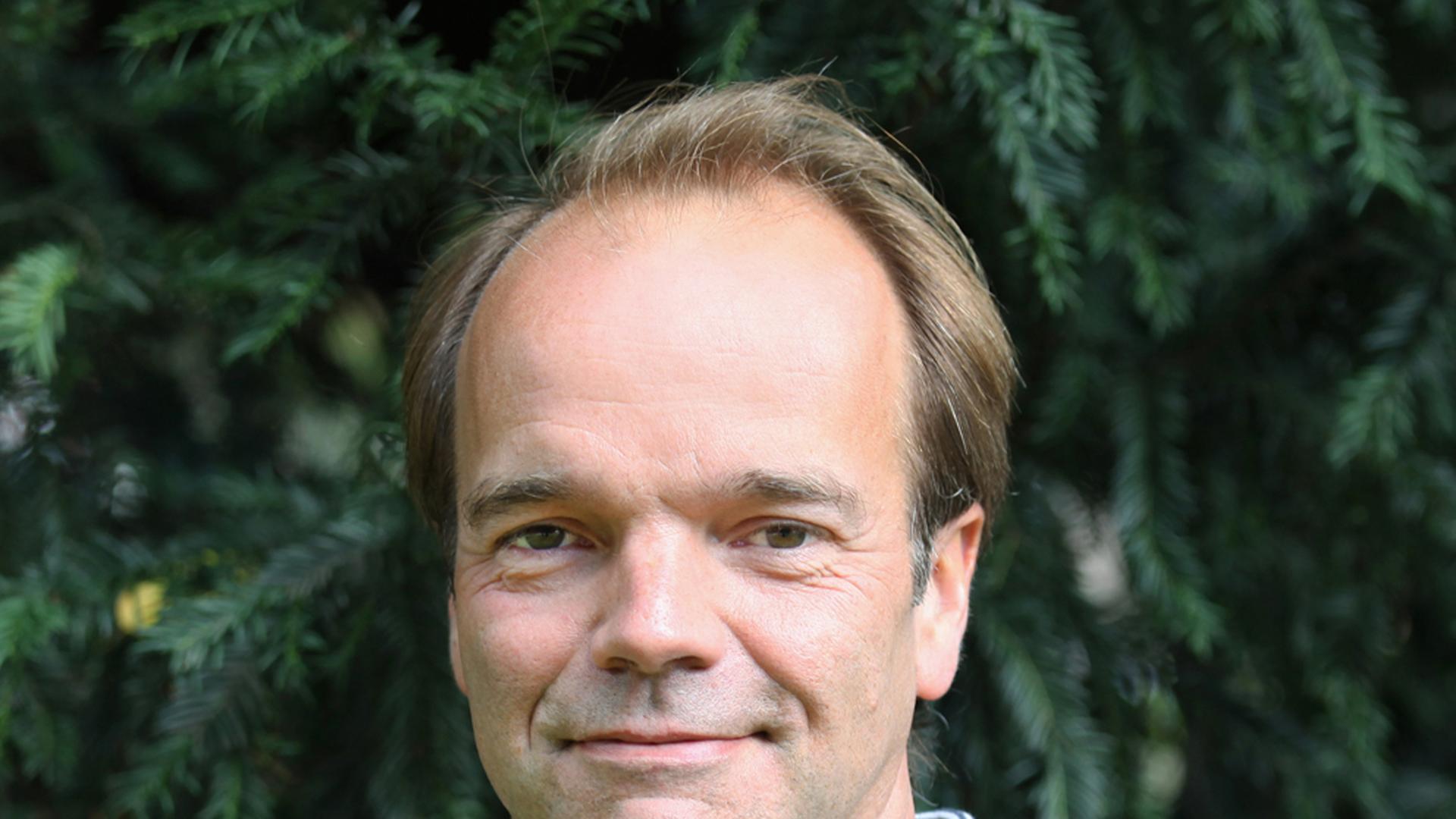 Ein Mann hält einen Fotoapparat in der Hand. Ein Mann hält einen Fotoapparat in der Hand.