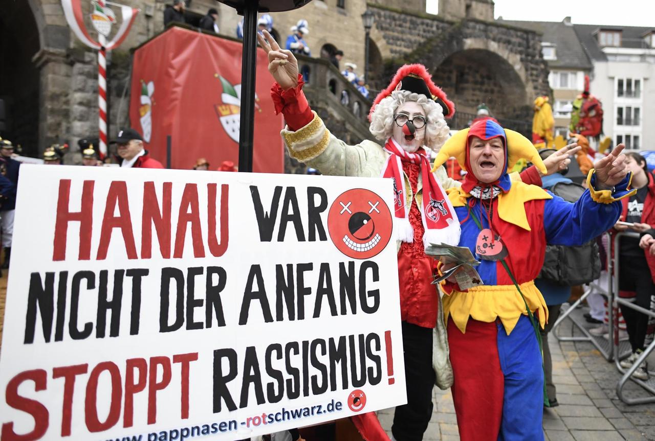 Karnevalisten erinnern vor Beginn des Rosenmontagszuges an die schrecklichen Ereignisse in Hanau. Karnevalisten erinnern vor Beginn des Rosenmontagszuges an die schrecklichen Ereignisse in Hanau.