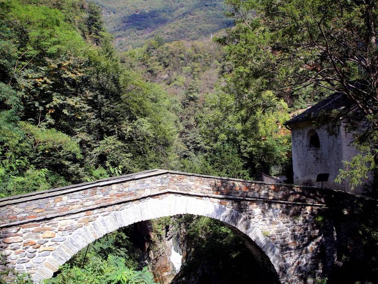 Das Valle Cannobina ( deutsch auch Cannobinertal oder Cannobinatal, lom. Val Cannobina ) ist ein recht wenig erschlossenes Tal im Piemont in der italienischen Provinz Verbano-Cusio-Ossola.