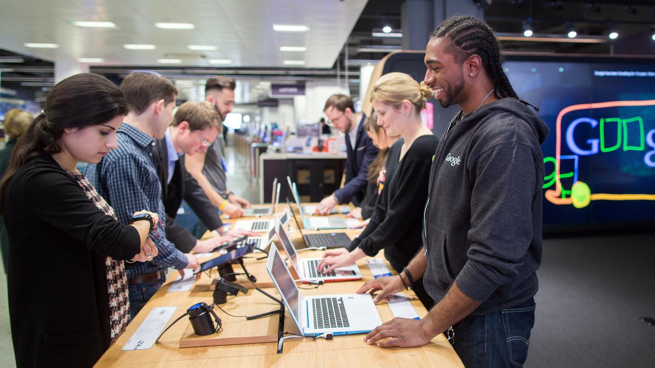 Kunden im ersten Google Store in Currys PC World in London, die Google Devices testen.