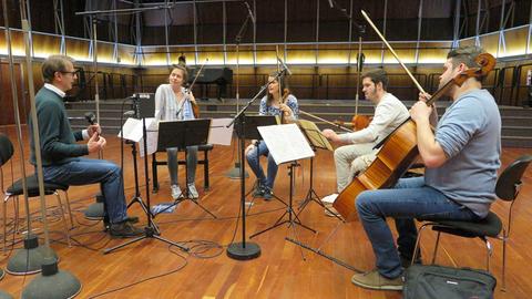 Christoph Schmitz spricht im Deutschlandfunk Kammermusiksaal mit den Mitgliedern des Aris Quartetts, den Geigerinnen Anna Katharina Wildermuth und Noémi Zipperling, dem Bratschisten Caspar Vinzens und Lukas Sieber, Violoncello.