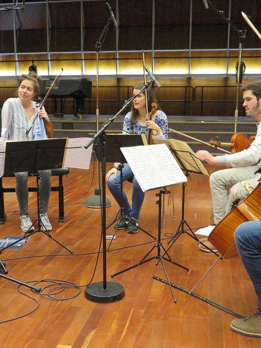 Christoph Schmitz spricht im Deutschlandfunk Kammermusiksaal mit den Mitgliedern des Aris Quartetts, den Geigerinnen Anna Katharina Wildermuth und Noémi Zipperling, dem Bratschisten Caspar Vinzens und Lukas Sieber, Violoncello.