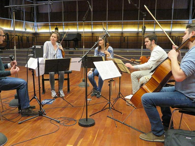 Christoph Schmitz spricht im Deutschlandfunk Kammermusiksaal mit den Mitgliedern des Aris Quartetts, den Geigerinnen Anna Katharina Wildermuth und Noémi Zipperling, dem Bratschisten Caspar Vinzens und Lukas Sieber, Violoncello.