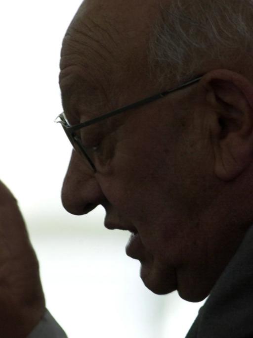 Literaturkritiker Marcel Reich-Ranicki verleiht seiner Laudatio für «Spiegel»-Herausgeber Augstein bei der Verleihung des Ludwig-Börne-Preises am 13.5.2001 in der Frankfurter Paulskirche mit erhobenem Zeigefinger Nachdruck. Im Gegenlicht, das durch ein Fenster fällt, zeichnet sich seine Silhouette fast wie ein Schattenriss ab.