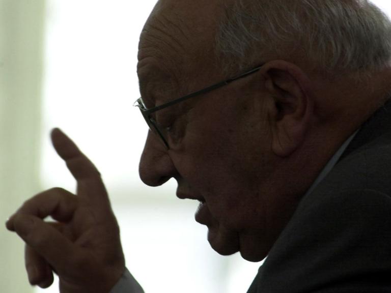 Literaturkritiker Marcel Reich-Ranicki verleiht seiner Laudatio für «Spiegel»-Herausgeber Augstein bei der Verleihung des Ludwig-Börne-Preises am 13.5.2001 in der Frankfurter Paulskirche mit erhobenem Zeigefinger Nachdruck. Im Gegenlicht, das durch ein Fenster fällt, zeichnet sich seine Silhouette fast wie ein Schattenriss ab.
