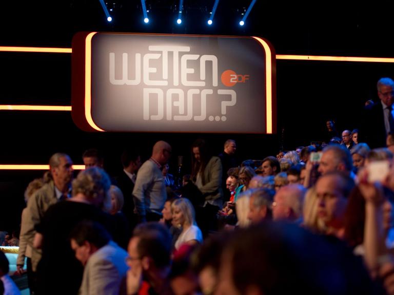 Die Zuschauer sitzen am 05.04.2014 in der ZDF-Sendung "Wetten, dass..? in der Baden-Arena in Offenburg (Baden-Württemberg) auf ihren Plätzen. Foto: Sebastian Kahnert/dpa