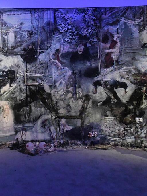 Ein Besucher betrachtet im französischen Pavillion eine Arbeit der Künstlerin Laure Prouvost auf der Art Biennale Venedig 2019. Die internationale Kunstausstellung ist für das Publikum vom 11. Mai bis 24. November geöffnet.