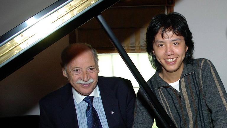 Konzerttechniker Franz Mohr mit dem Pianist Li Yundi anlässlich der Signierung auf einem Steinway & Sons Klavier in New Jersey 2006.