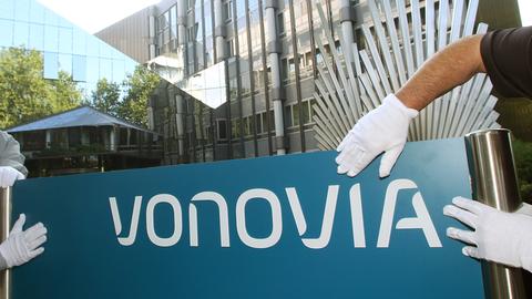 Das neue Firmenschild "Vonovia", die Umfirmierung der Deutschen Annington, wird am 2.9.2015 in Bochum vor der Firmenzentrale aufgehängt.