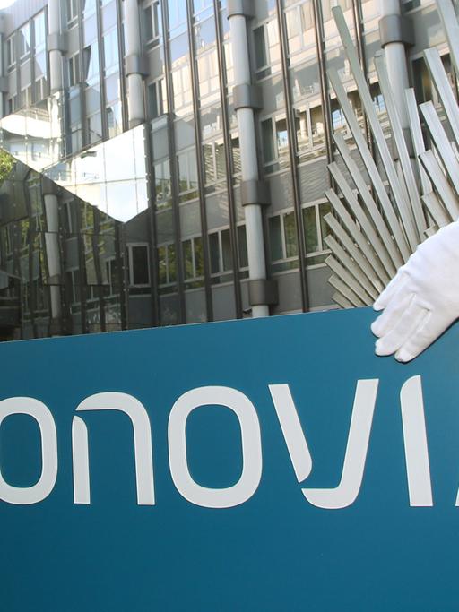 Das neue Firmenschild "Vonovia", die Umfirmierung der Deutschen Annington, wird am 2.9.2015 in Bochum vor der Firmenzentrale aufgehängt.