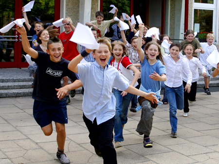 Schueler rennen mit ihren Zeugnissen aus der Grundschule in Borgsdorf in Brandenburg (Foto vom 05.07.10).