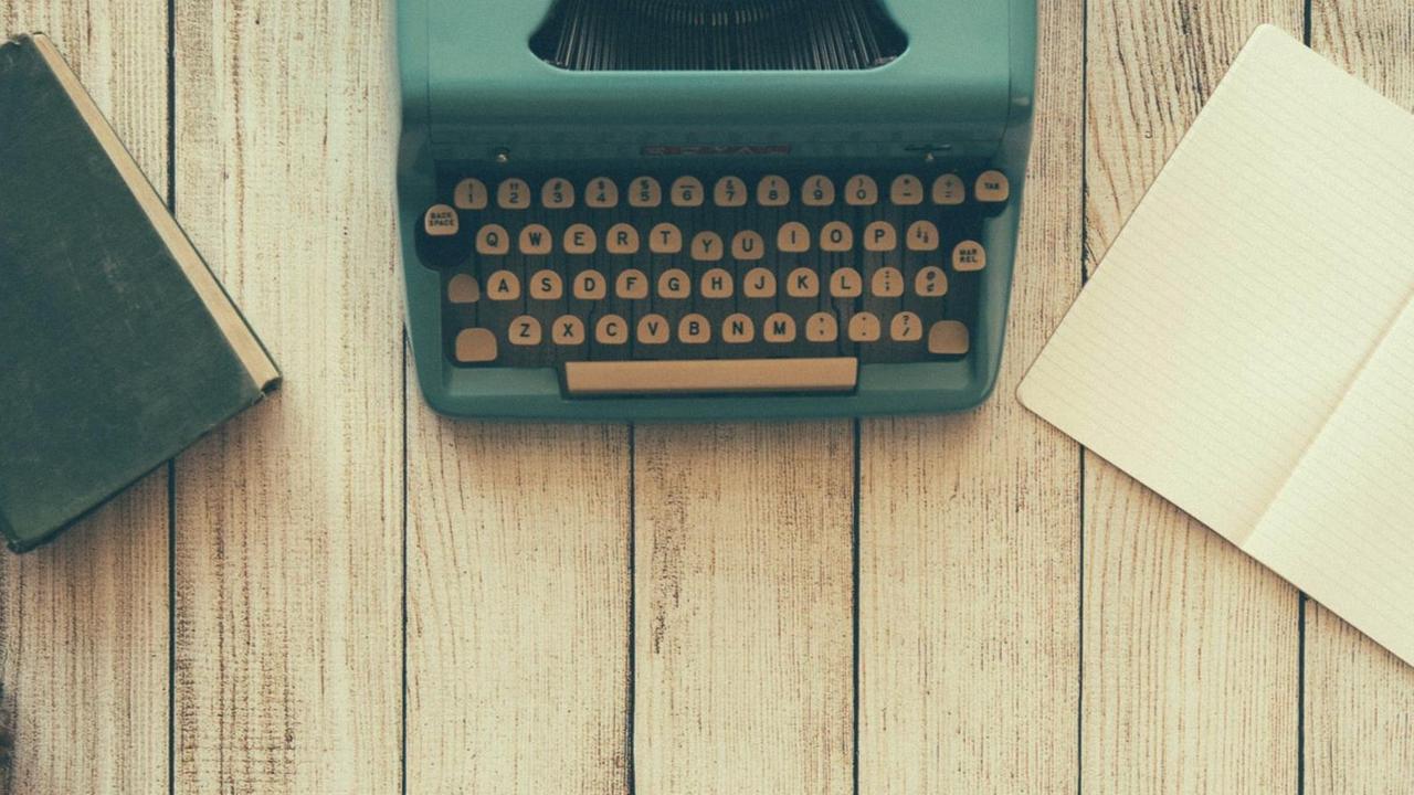 Schreibmaschine, Block und Buch - das Handwerkszeug von Dichtern und Schriftstellern