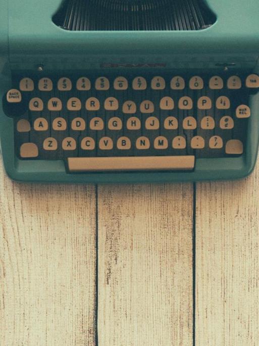 Schreibmaschine, Block und Buch - das Handwerkszeug von Dichtern und Schriftstellern