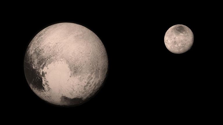 Pluto und Charon weisen sich immer dieselben Seiten zu, 